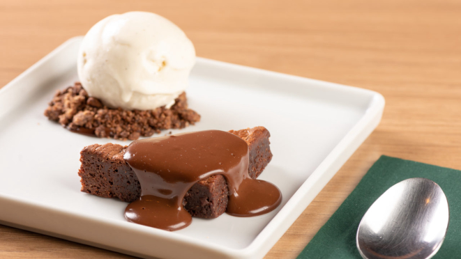  O Cantê traz brownie de chocolate com calda de brigadeiro, farofa crumble e gelato de baunilha. 