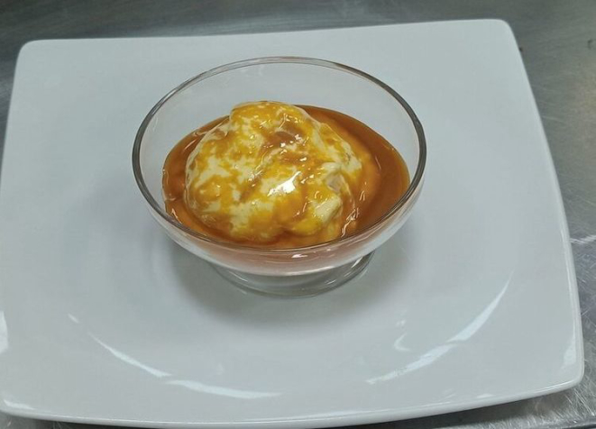 Sorvete de creme com calda de doce de leite do Barolo.