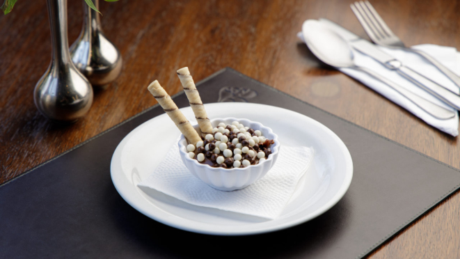 O Coco Bambu serve brigadeiro de colher com bolinhas crocantes e rolinhos de wafer.