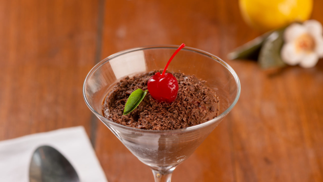 O Doppo Cucina serve mousse de chocolate.