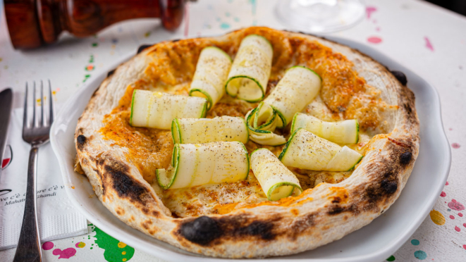 O restaurante tem opções de pizzas vegetarianas: abobrinha, marguerita, parma e damasco.
