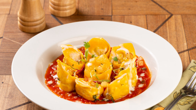 O Limoeiro serve tortelli recheado com abóbora, raspa de limão-siciliano, amaretto, parmesão finalizado com cubos de abóbora.