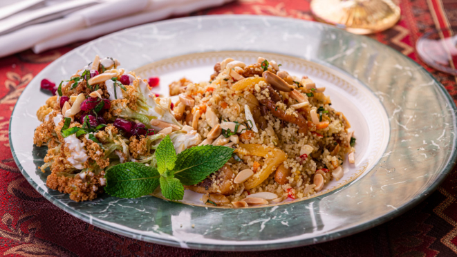 O Nayme traz couscous marroquino e couve flor regada com molho tarator e grãos de romã. O restaurante tem opção vegetariana na entrada.