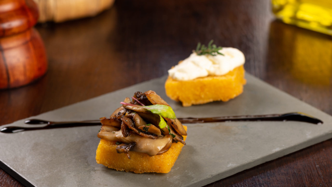 A Cantina do Délio traz polenta frita servida com ragu de funghi e stracciatella.