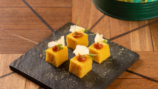 Cubetti de polenta frita com geleia de goiaba picante e queijo do Limoeiro.