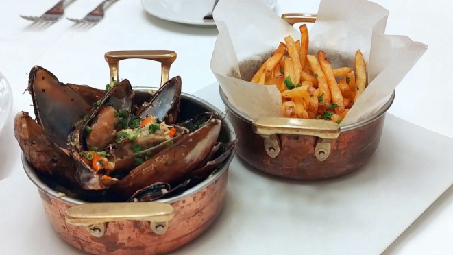 Moules frites, como se fosse em Bruxelas ou Paris. 