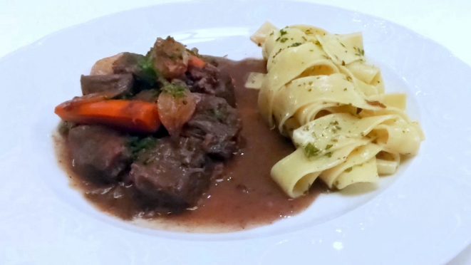 Bœuf Bourguignon, a legenda francesa que não poderia faltar no menu de um bistrô.