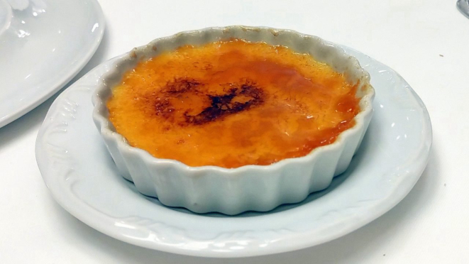 O Crème brûlée é finalizado com uma técnica diferente: com o caramelo e não o açúcar direto. Dá bom resultado. 