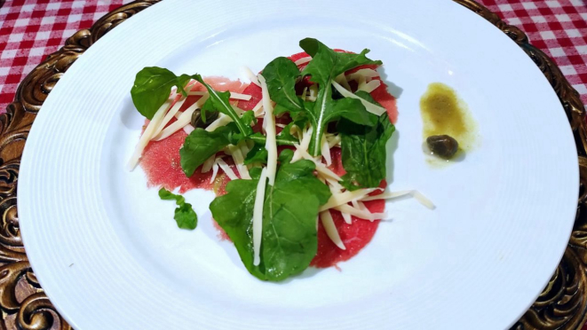 Carpaccio bovino com molho de alcaparras, lascas de parmesão e rúcula selvagem - entrada do Menu Executivo do Baviera. 