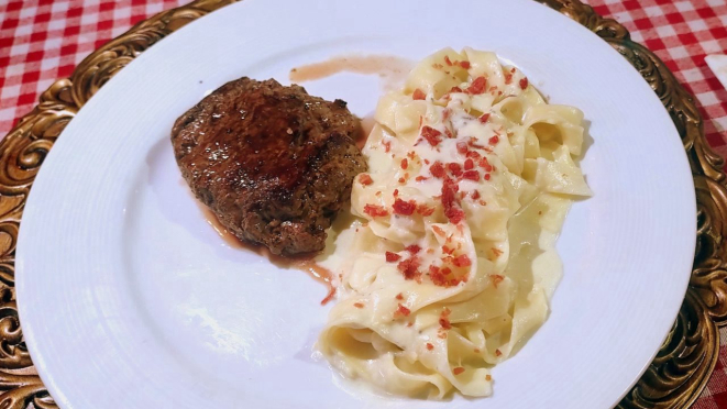 Fettuccine quatro queijos, com escalope de mignon - prato principal do Menu Executivo.