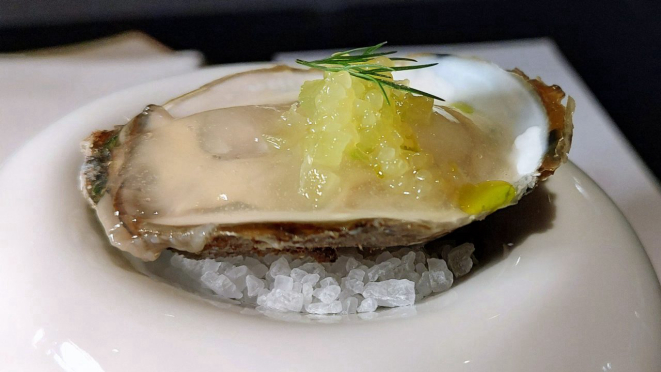 Ostra, maçã verde, cerefólio e limão caviar, para começar. 