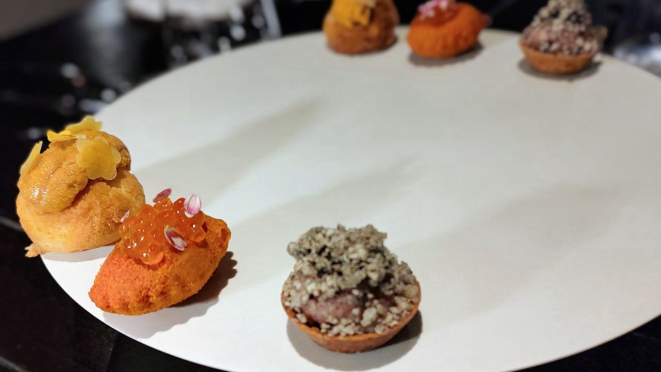 Mais um trio de snacks: Blumenau | Maçã queimada, Casquinha de siri e Baroa | Uni | Gema curada.