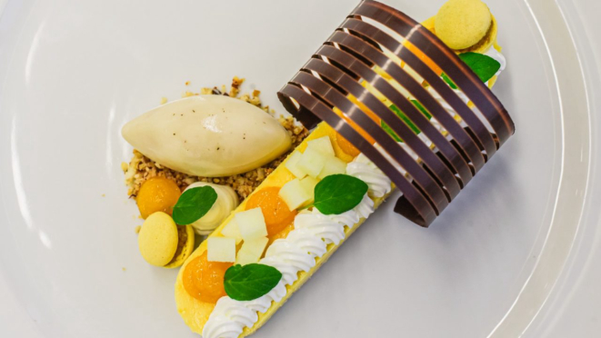 A sobremesa do vencedor: biscuit joconde de castanha do Pará, mousse de café, mousse de laranja com damasco, merengue de limão siciliano, macarron recheado com praliné de castanha do Pará, panacota de fava tonka recheada com gel de damasco e laranja, farofa de castanha do Pará, macedônia de maçã verde e arabesco de chocolate. Foto: divulgação 