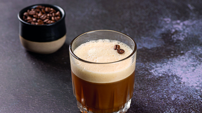 Coffe Sour leva uma combinação de café, uísque, limão e pimenta. 