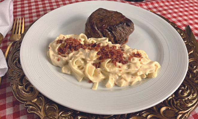 Fettucine quatro queijos com Escalope de Mignon é um dos pratos do novo Menu Executivo de almoço do Baviera.