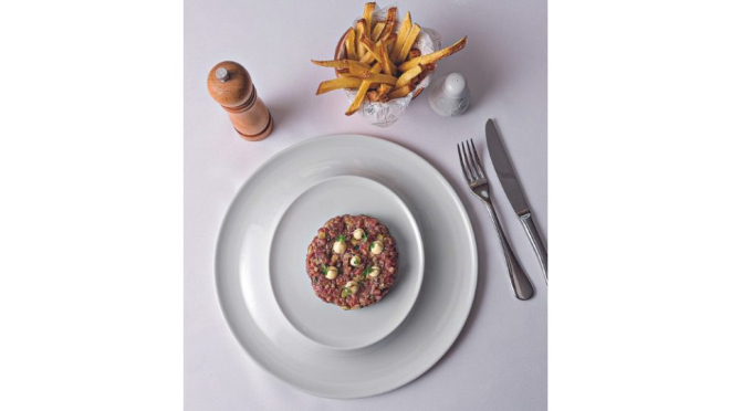 Steak Tartare classico servido no Bistro Bourbon.