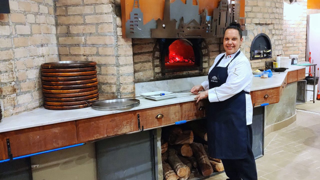 A chef Rita Delaé e o poderoso forno do Avenida Paulista, alma e coração dos pratos ali concebidos. 