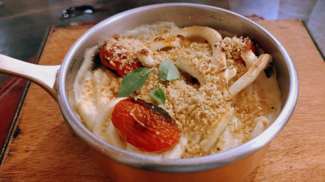 Pici Toscani, massa gratinada, com molho branco, provolone, e finalizada com farofa de pão temperada.