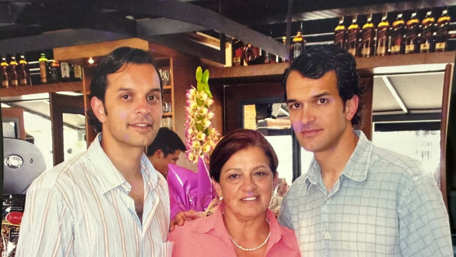 Os irmãos Marcelo e Carlos Eduardo na inauguração do Babilônia, em 9 de novembro de 2003, com a mãe, Marisa Woellner Pereira. Foto: acervo pessoal