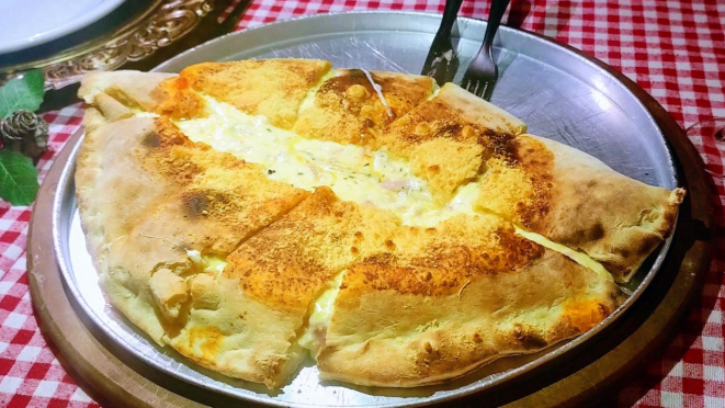 Calzone de ricota, um dos clássicos da casa. Imbatível, não tem igual na cidade. 