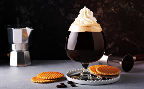 Drink com café: aprenda a fazer o Irish Coffee, que mistura café com uísque