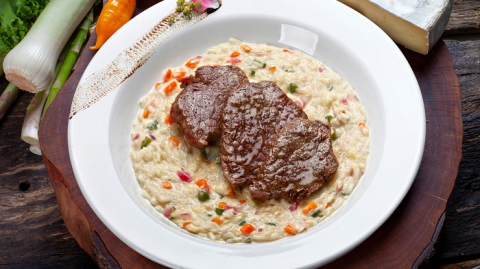 Saiba como preparar um risoto de filé mignon e gorgonzola com aveia