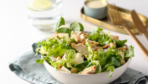 Confira cinco receitas de saladas leves e nutritivas para começar bem a semana