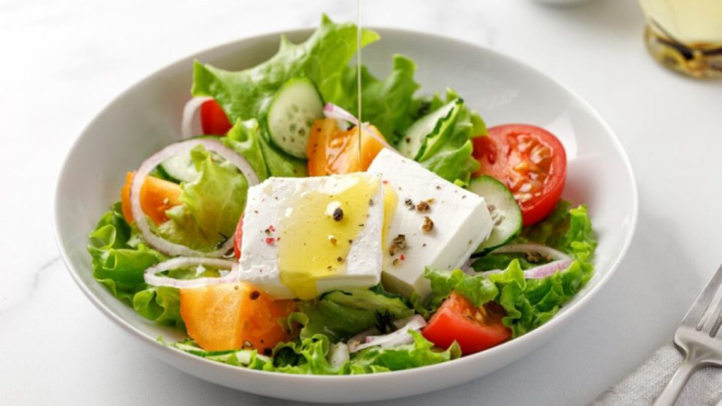 Salada de alface com tomate e queijo feta. Foto: vasanty | Shutterstock