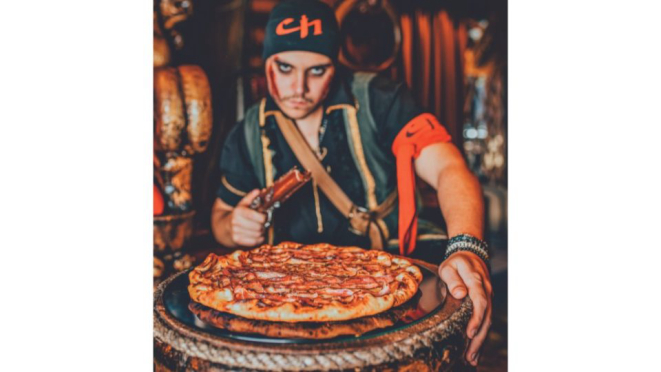 Na Cara de Mau, as pizzas são servidas por piratas.