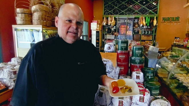 Fabiano Marcolini, padeiro e chef de cozinha, à frente de sua produção de panetones para o Natal. 