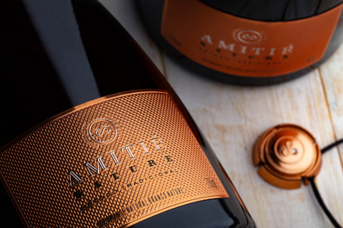 Amitié Nature Brut, espumante com mimo: pingente delicado e exclusivo