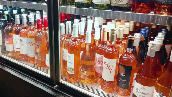 A bem estruturada adega do Cas.Cais tem a melhor coleção de vinhos rosés de Curitiba. 