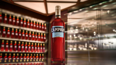 Sustentável: Campari ganha nova garrafa, sem dosador interno