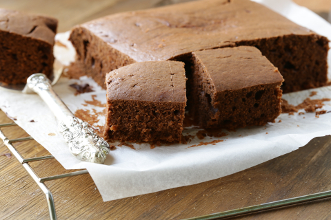 Bolo de chocolate fofinho e sem cobertura é opção para o lanche das crianças