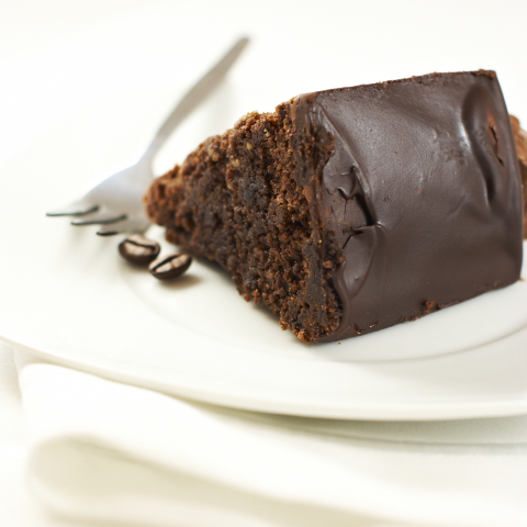 Bolo de chocolatudo leva café na massa e cobertura saborosa