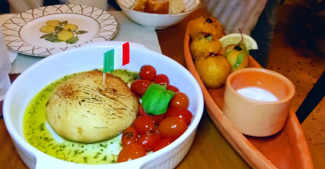 Duas das entradas: Burrata ao forno e Arancini ai formaggio. | Foto: Anacreon de Téos