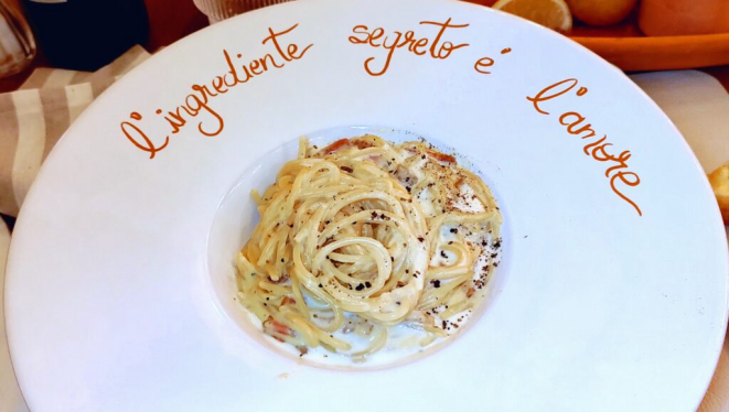 Spaghetti alla carbonara da Mia Trattoria (com todos os ingredientes da receita original). | Foto: Anacreon de Téos