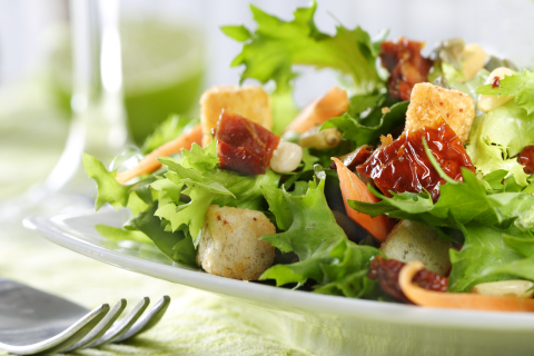 Leveza que refresca: confira 4 opções de saladas saborosas para aliviar o calor do verão