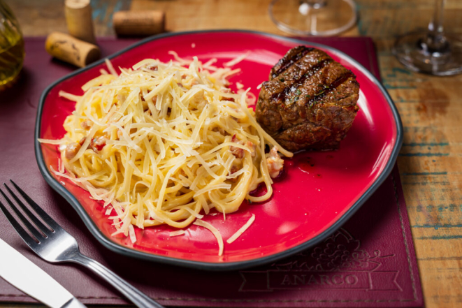 Espaguete à carbonara com mignon, do Anarco Batel. Foto: Priscilla Fiedler