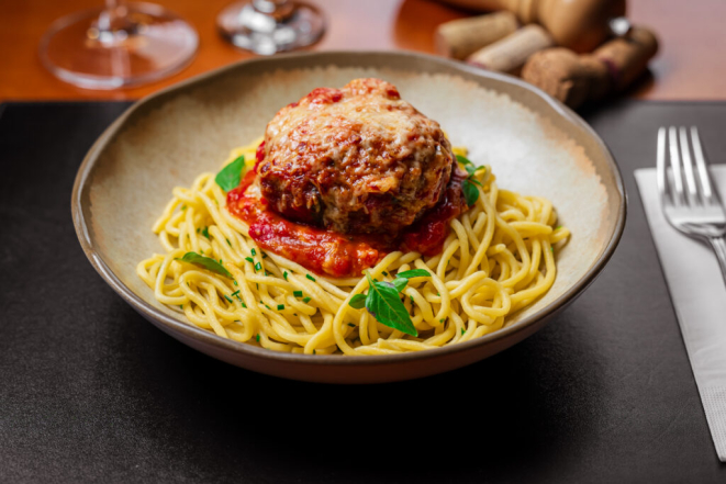 Carne bovina grelhada ao molho mostarda com espaguete, do Maccheroni. Foto: Priscilla Fiedler