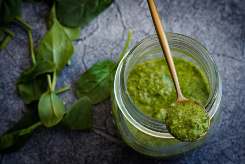 Aprenda a preparar três molhos que vão transformar sua maneira de saborear saladas