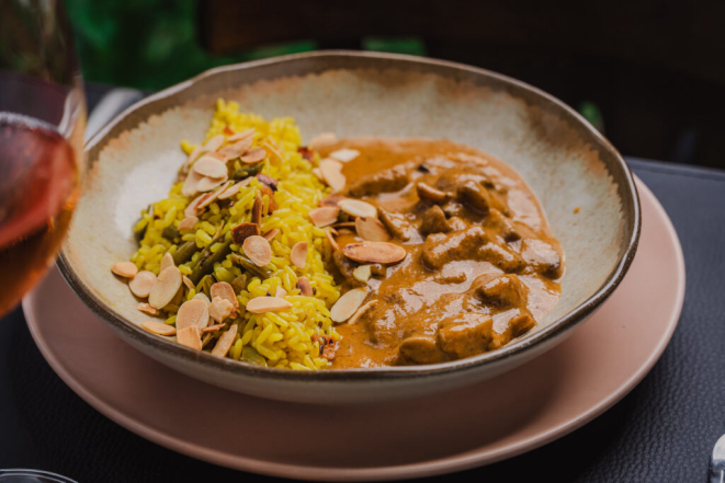 Cogumelos ao molho curry defumado e arroz pilaf aromático com amêndoas, do Curry Pasta. Foto: Priscilla Fiedler