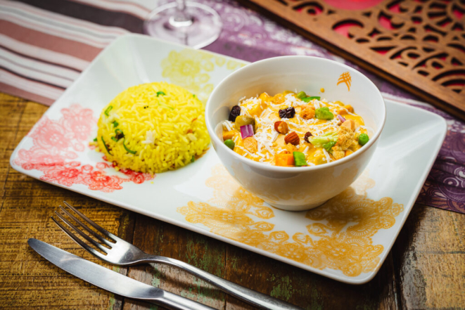 Navratan Korma - combinação de nove ingredientes e oito vegetais com coco fresco ralado, acompanhado de lemon rice, do Swadisht. Foto: Priscilla Fiedler