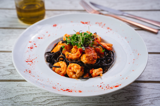 Espaguete nero com camarões e molho rústico de tomate, do Ícaro Greek Food. Foto: Priscilla Fiedler