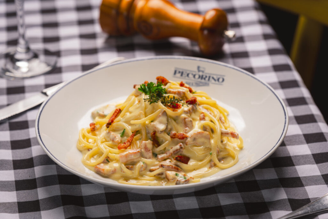 Inspirado nas clássicas cantinas italianas, o Pecorino oferece cardápio preparado de maneira tradicional, além de uma carta de drinques clássicos. Foto: Priscilla Fiedler