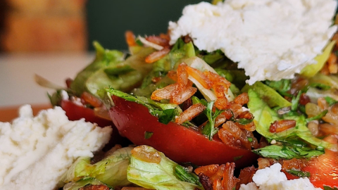 Aprenda a preparar salada de arroz crocante