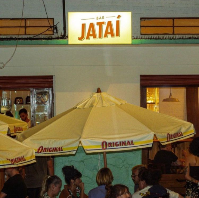 Bar Jataí: mesa na calçada e encontro com amigos. 