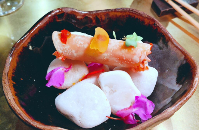 Cannolo de camarão e maionese de wasabi. | Foto: Anacreon de Téos