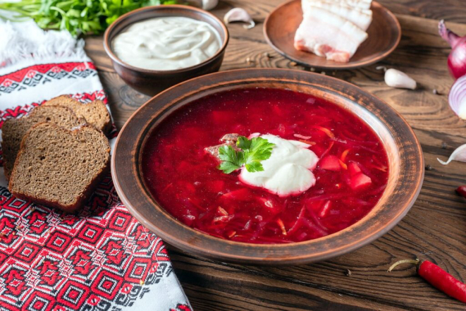 Borscht - Sopa tradicional da Ucrânia, feita de beterraba, defumados e framboesa/nata. | Foto: Divulgação