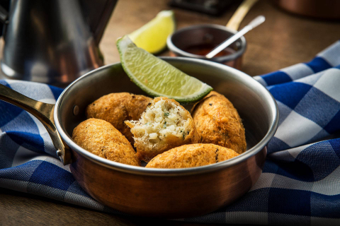 Aprenda a preparar receita tradicional do bolinho de bacalhau